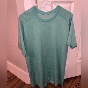 Men’s LuLu lemon short sleeve shirt